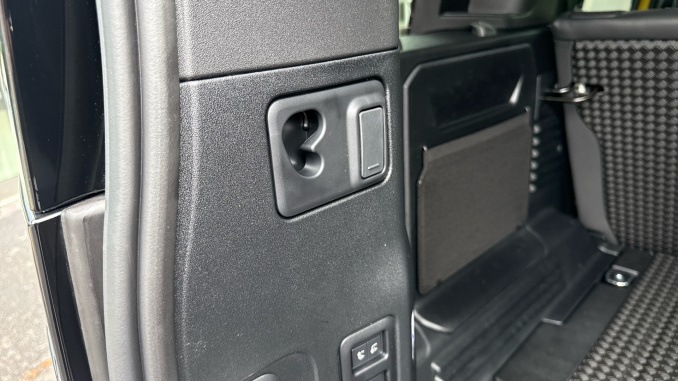 Land Rover Defender 3.0 D350 Trophy Edition Deep Sandglow 110 5dr Auto Diesel Estate - Image 25